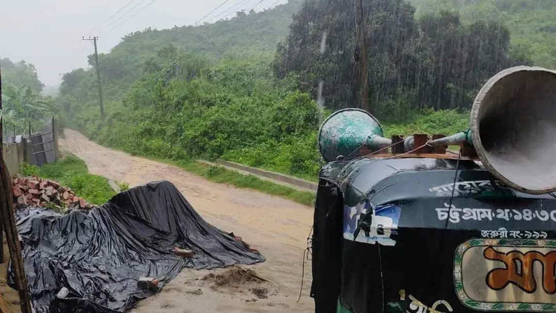 চট্টগ্রামে পাহাড়ধসের শঙ্কা, ঝুঁকিপূর্ণ এলাকায় প্রশাসনের মাইকিং