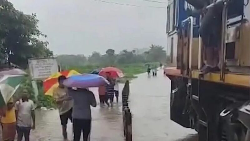 ভারী বৃষ্টিতে রেললাইন তলিয়ে চট্টগ্রাম-কক্সবাজার রুটে ট্রেন চলাচল বন্ধ