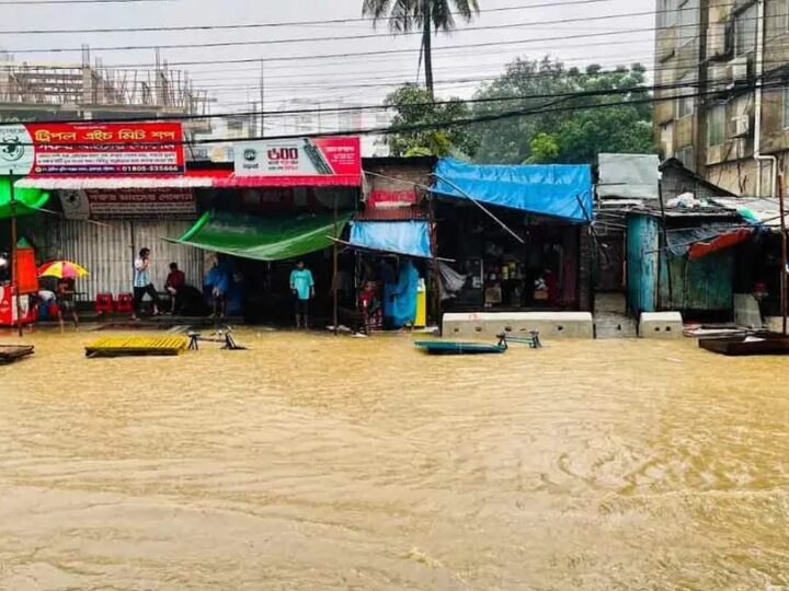 চট্টগ্রামের বেশিরভাগ এলাকায় জলাবদ্ধতা, দুর্ভোগে নগরবাসী