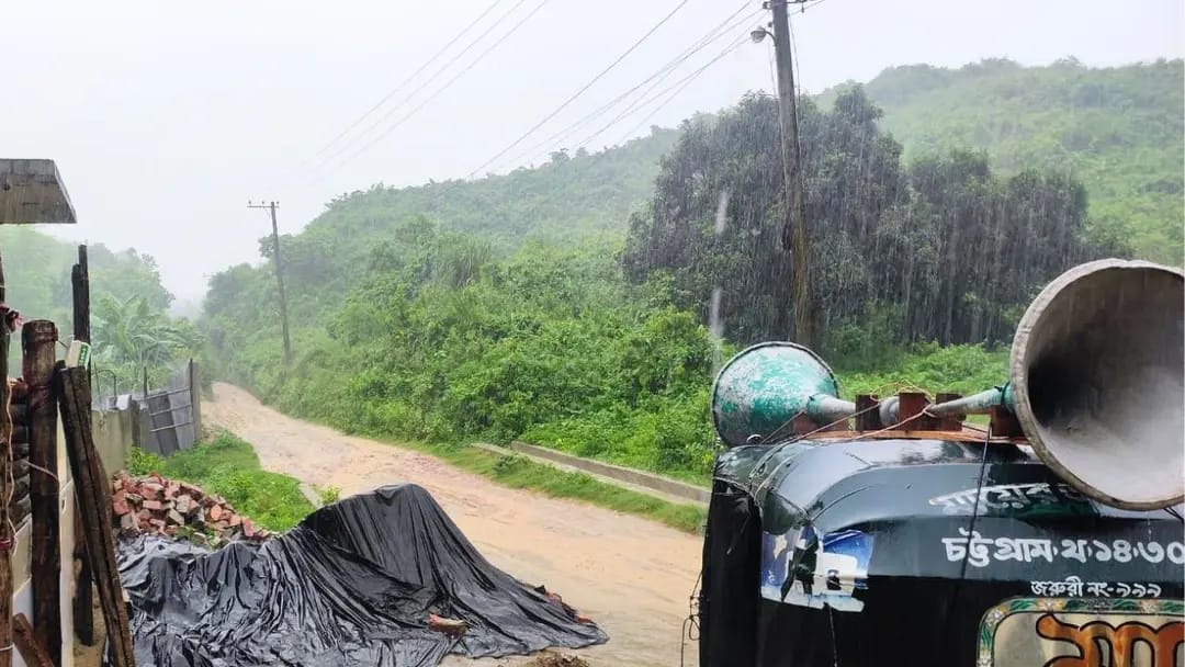 ভারী বৃষ্টিতে চট্টগ্রামে ভয়াবহ পাহাড়ধসের শঙ্কা, ঝুঁকিতে নগরের ২৬ পাহাড়