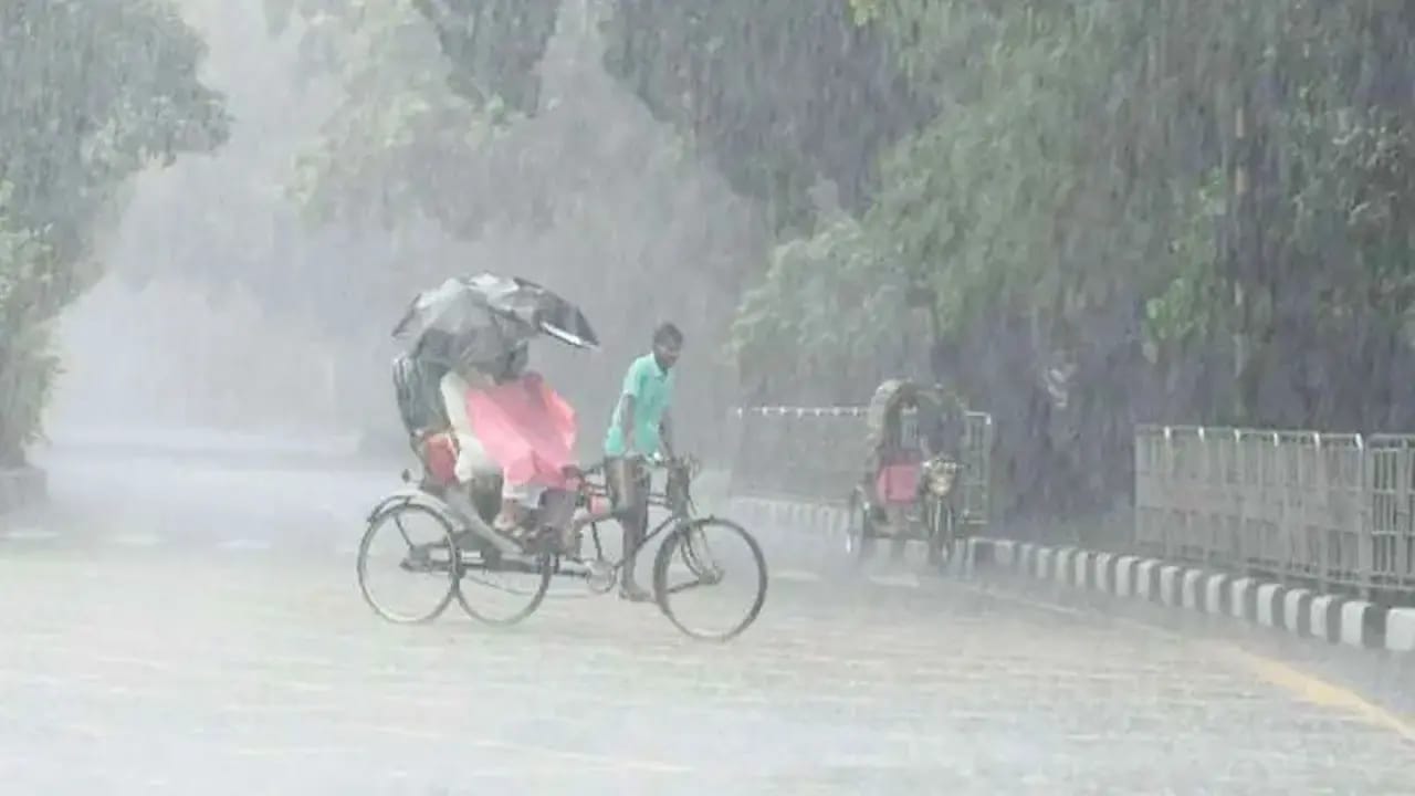 ভারী বৃষ্টিতে ঢাকা-চট্টগ্রামে জলাবদ্ধতা, পাহাড়ি এলাকায় ভূমিধসের শঙ্কা