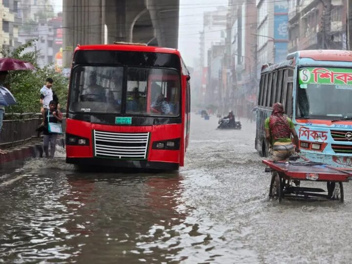 শেষ আষাঢ়ের বৃষ্টিতে ডুবলো ঢাকার সড়ক-অলিগলি