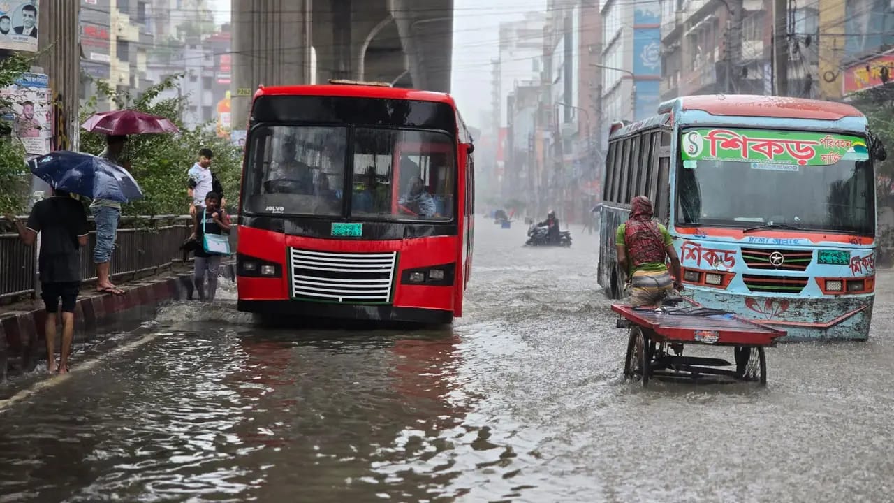 শেষ আষাঢ়ের বৃষ্টিতে ডুবলো ঢাকার সড়ক-অলিগলি