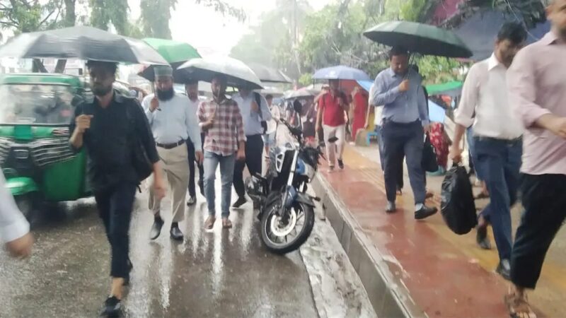 ঢাকার রাস্তায় আজও সঙ্গী বৃষ্টি, ভোগান্তি চরমে