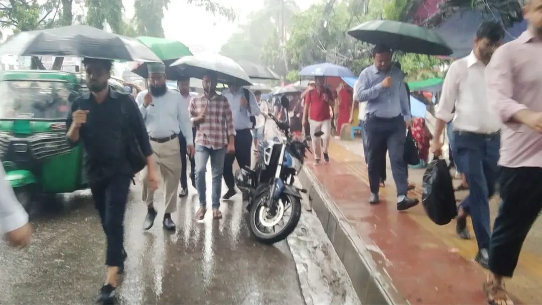 ঢাকার রাস্তায় আজও সঙ্গী বৃষ্টি, ভোগান্তি চরমে