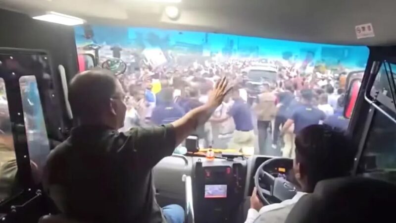 ব্যানার-ফেস্টুন নয় প্রধানমন্ত্রীর সংবর্ধনায় ৪০ কি.মি. ‘মানবপ্রাচীর’