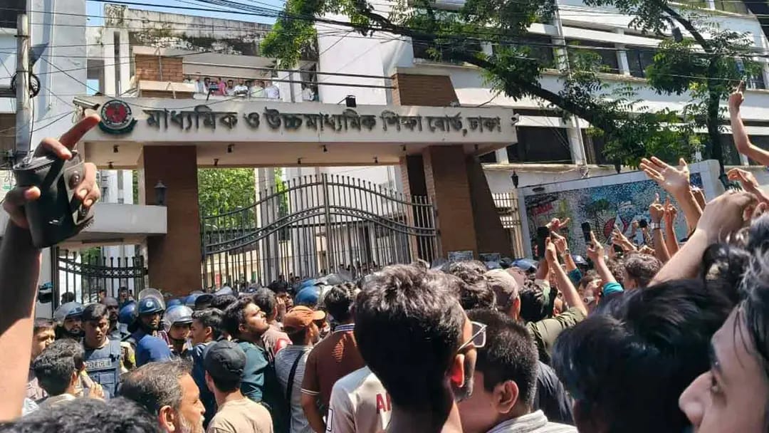এবার ঢাকা শিক্ষাবোর্ড ঘেরাও করেছেন এইচএসসি পরীক্ষার্থীরা