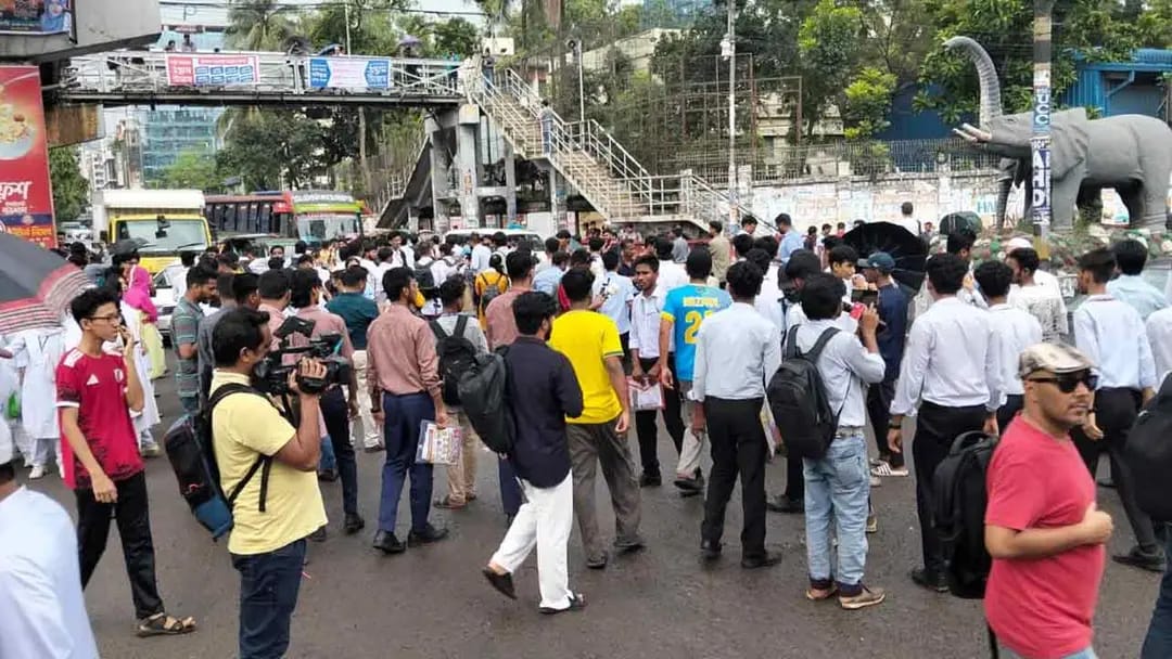 সায়েন্সল্যাব ছেড়ে সচিবালয়ের পথে এইচএসসি পরীক্ষার্থীদের লংমার্চ