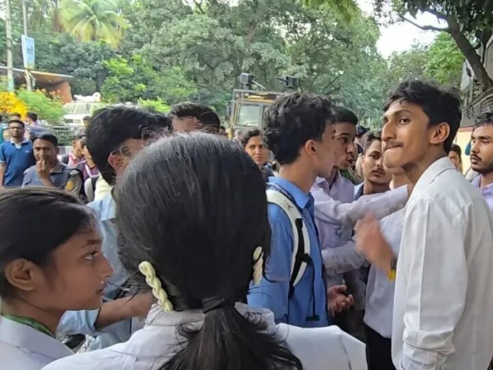 মন্ত্রীর পদত্যাগের দাবি বাদ, ছয় দফা দাবি নিয়ে সচিবালয়ে ৬ শিক্ষার্থী