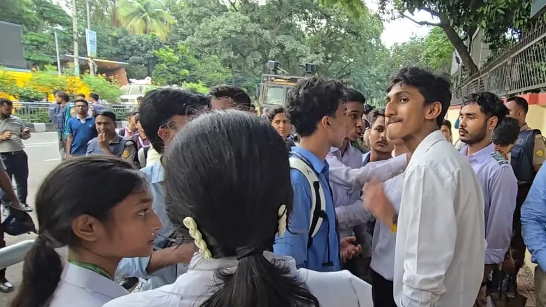 মন্ত্রীর পদত্যাগের দাবি বাদ, ছয় দফা দাবি নিয়ে সচিবালয়ে ৬ শিক্ষার্থী
