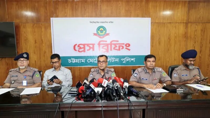 চট্টগ্রামে ইন্টারনেট সেবাদানকারী প্রতিষ্ঠানে হামলা, গ্রেপ্তার ৮