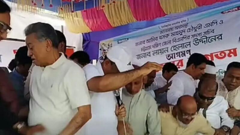 চন্দনাইশে নেতা-কর্মীদের ভিড়ে ভেঙে পড়ল মঞ্চ, অক্ষত অর্থমন্ত্রী
