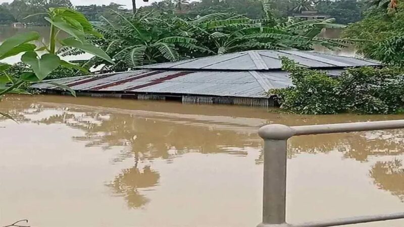 ভারী বৃষ্টিতে বাড়ছে নদীর পানি, ৫ জেলায় আকস্মিক বন্যার শঙ্কা