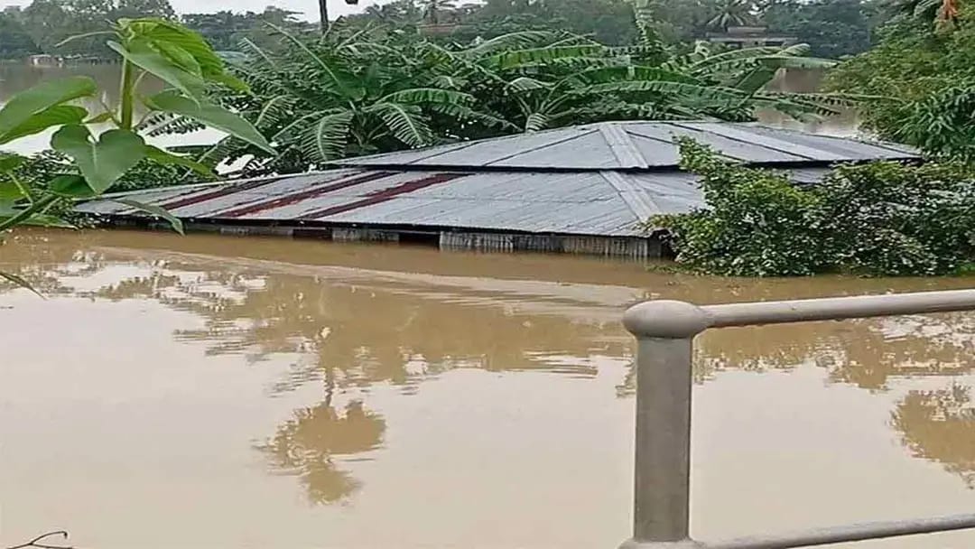 ভারী বৃষ্টিতে বাড়ছে নদীর পানি, ৫ জেলায় আকস্মিক বন্যার শঙ্কা