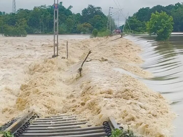 আসামের ১৬ জেলায় বন্যা : ১০ জনের মৃত্যু, আক্রান্ত ৩ লাখ ৬২ হাজারের অধিক