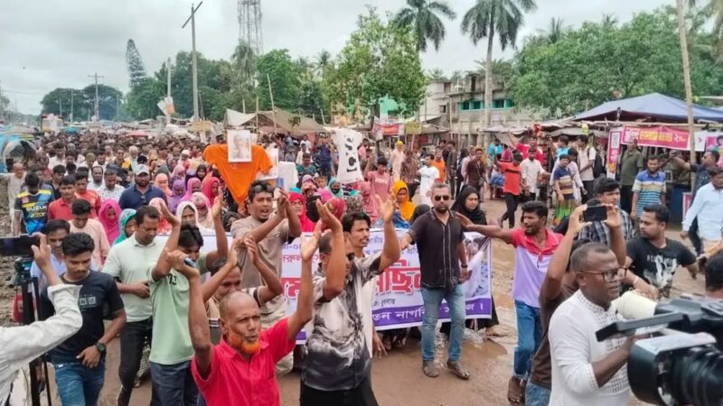 ভিডিও বিতর্কের জেরে এমপি নজরুলের বিরুদ্ধে শ্যামনগরে বিক্ষোভ