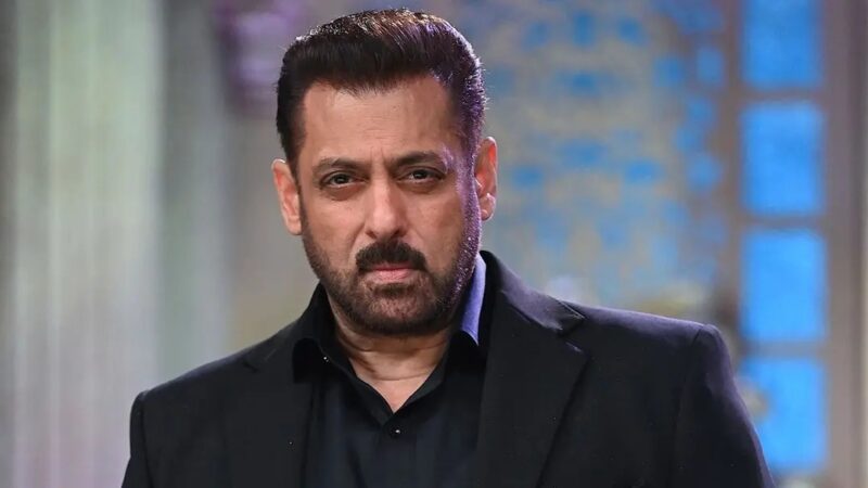 শুটিংয়ের ব্যস্ততার মাঝেও বন্যাদুর্গতদের পাশে সালমান খান