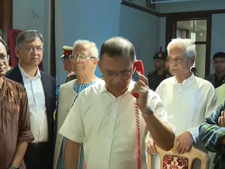 জুলাই স্মৃতি জাদুঘরের বিভিন্ন গ্যালারি ও প্রদর্শনী ঘুরে দেখলেন প্রধানমন্ত্রী
