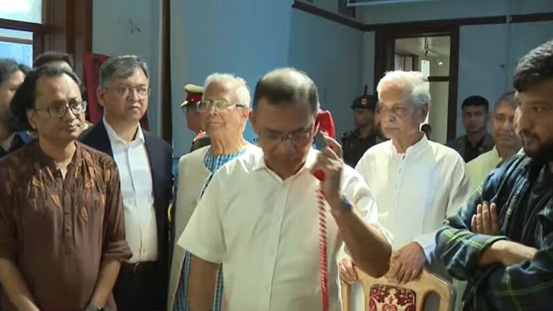 জুলাই স্মৃতি জাদুঘরের বিভিন্ন গ্যালারি ও প্রদর্শনী ঘুরে দেখলেন প্রধানমন্ত্রী