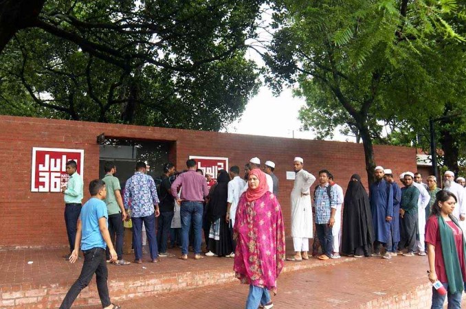 জুলাই স্মৃতি জাদুঘরে দর্শনার্থীদের উপচে পড়া ভিড়, প্রথম দিনেই শেষ ৯০০ টিকিট