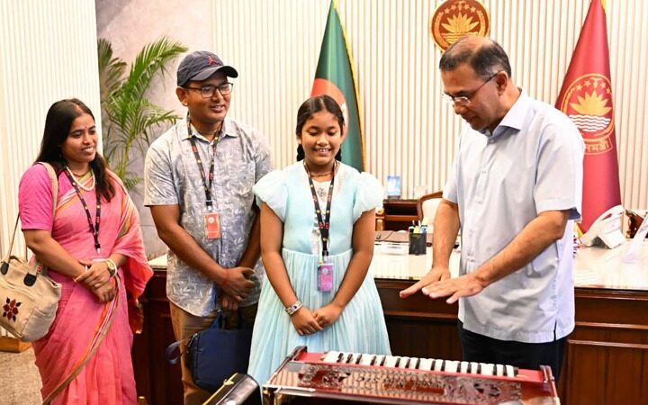 প্রধানমন্ত্রীর সঙ্গে সাক্ষাতে পূরণ হলো অনুশ্রীর স্বপ্ন, উপহার পেল হারমোনিয়াম