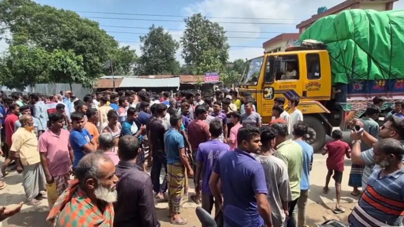 বগুড়ায় নিহত বেড়ে ৭, স্পিডব্রেকার নির্মাণের আশ্বাসে সড়ক ছাড়লেন স্থানীয়রা