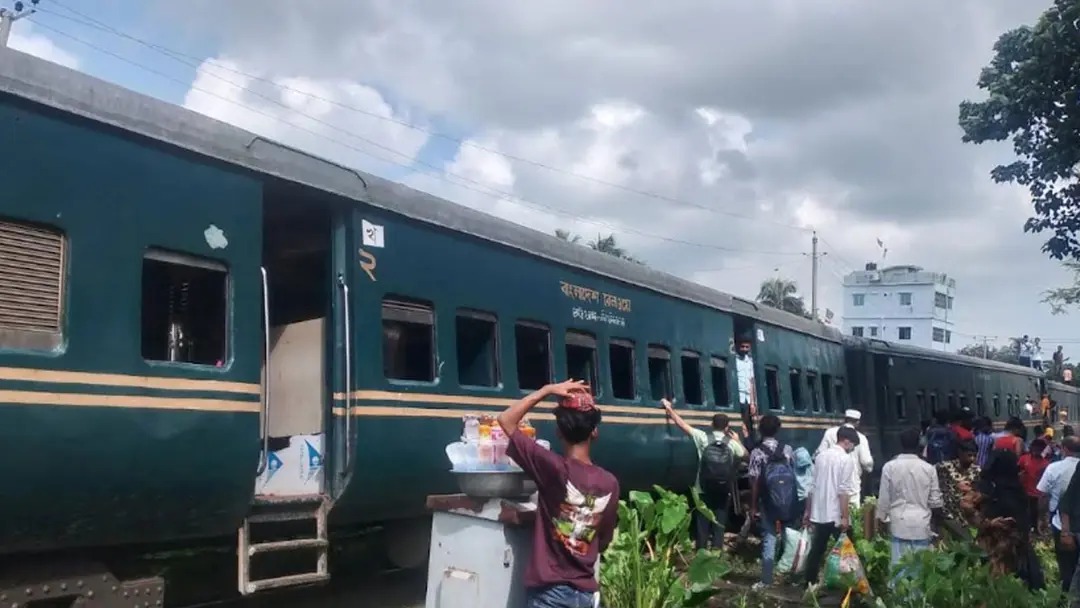 ট্রেনের ৫ বগি লাইনচ্যুত, ঢাকা-ময়মনসিংহ রুটে ট্রেন চলাচল বন্ধ