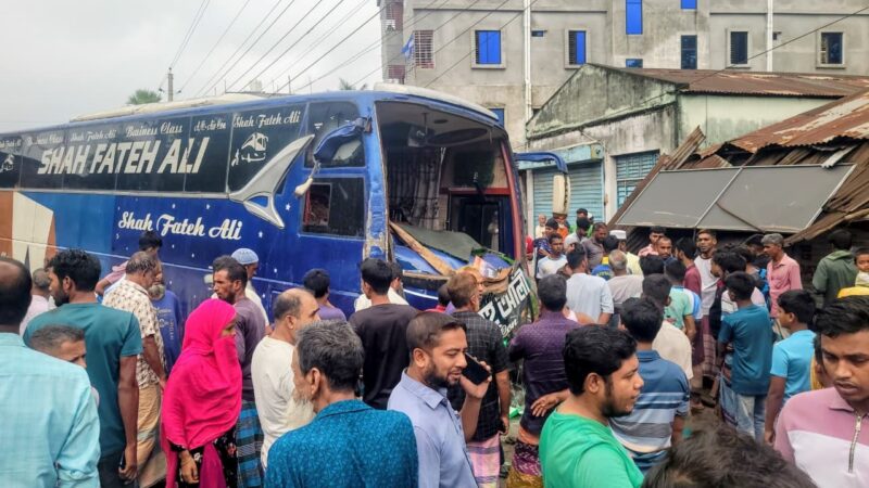 কেউ যাচ্ছিলেন প্রিয়জনের কাছে, কেউ অন্য কাজে—রক্তভেজা সড়কে এখন শুধুই কান্না