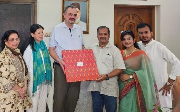 মন্ত্রীর গ্ৰামের বাড়িতে ভাজা ইলিশ আর রসমালাইয়ের স্বাদে আপ্লুত মার্কিন দূত