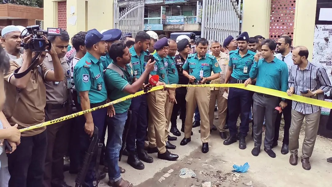 বরিশাল আদালত চত্বরে ককটেল বিস্ফোরণ