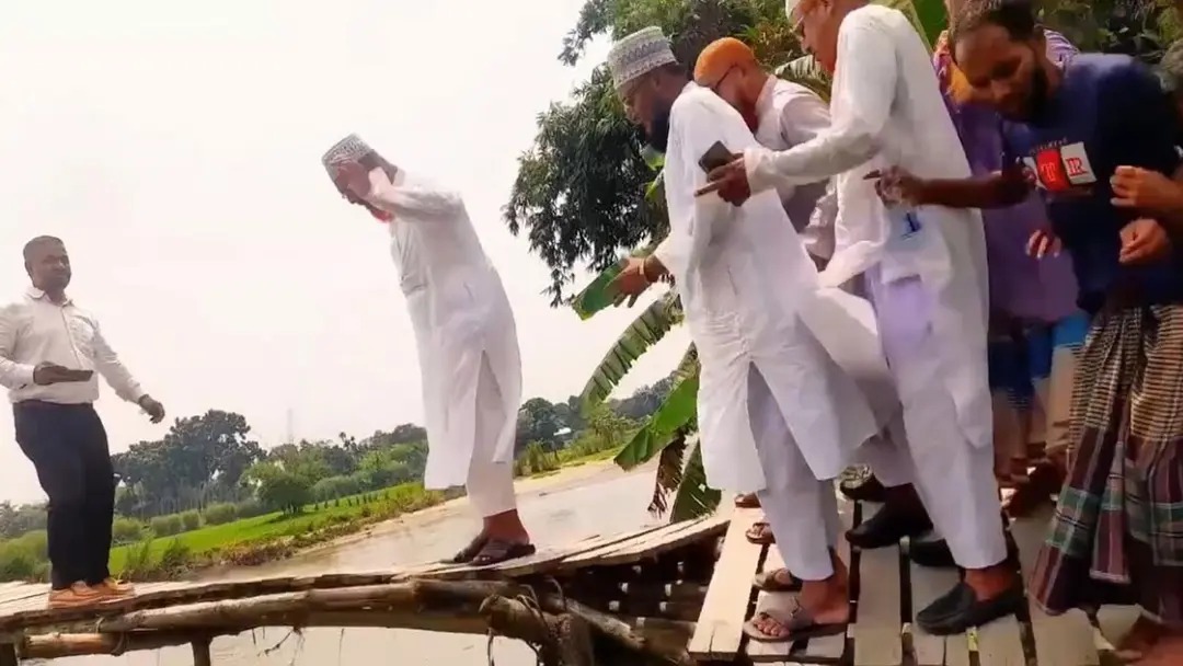 নীলফামারীতে এমপির সামনেই ভেঙে পড়ল সাঁকো!