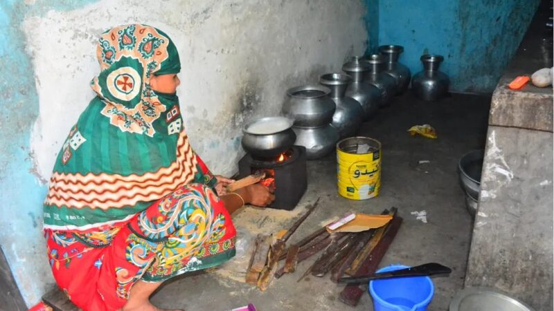 গ্যাস-বিদ্যুৎ সংকটের জোড়া ধাক্কায় ছুটির দিনেও স্বস্তি নেই চট্টগ্রামে