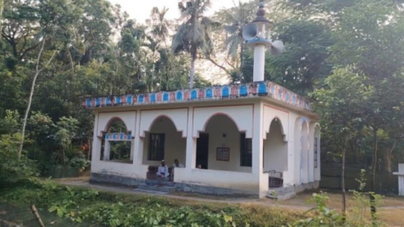 মসজিদের ইমাম-খাদেমের বদলে সম্মানীর তালিকায় জামায়াত নেতাদের নাম