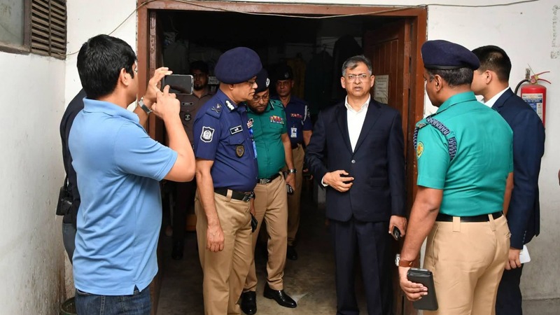 তেজগাঁও থানা পরিদর্শনে স্বরাষ্ট্রমন্ত্রী, নাগরিক সেবা নিশ্চিতে কঠোর নির্দেশ
