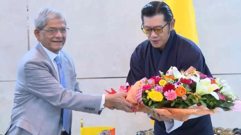 ঢাকায় যাত্রাবিরতিতে ভুটানের রাজা, রাষ্ট্রপতির সঙ্গে সৌজন্য সাক্ষাৎ