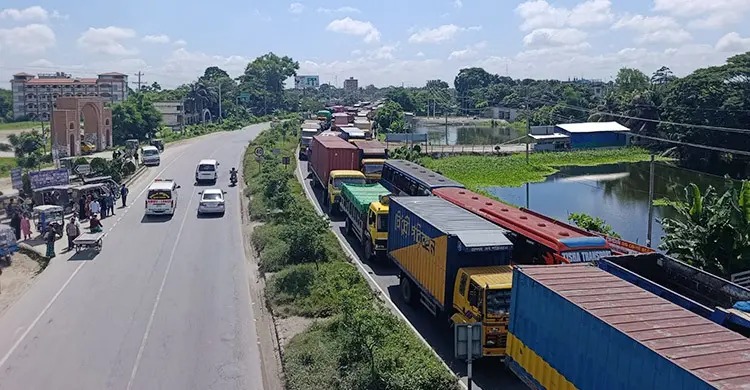 ঢাকা-চট্টগ্রাম মহাসড়কে ২৬ ঘণ্টা ধরে ৫০ কিলোমিটার যানজট