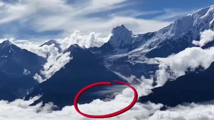 নেপালে ভয়াবহ বন্যার আগে হিমবাহ-পাহাড় ধসের দৃশ্য ধরা পড়ল ড্রোনে