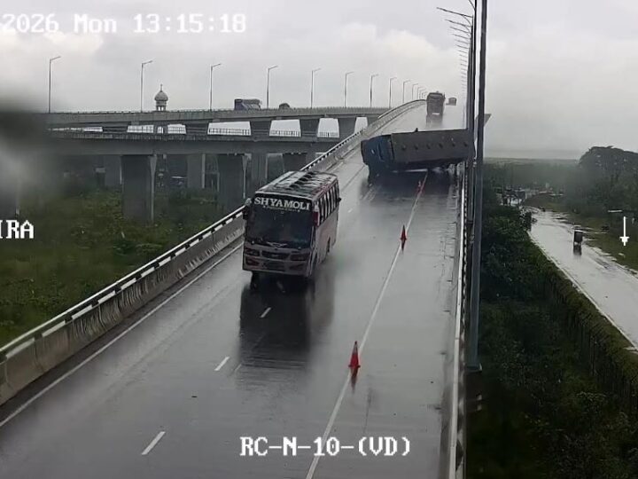 নিয়ন্ত্রণ হারিয়ে পদ্মা সেতুর ঢালে উল্টে গেল বাস