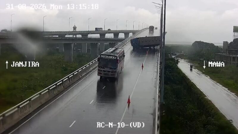 নিয়ন্ত্রণ হারিয়ে পদ্মা সেতুর ঢালে উল্টে গেল বাস