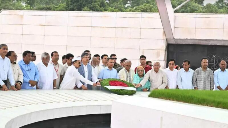 জিয়াউর রহমান ও খালেদা জিয়ার সমাধিতে প্রধানমন্ত্রীর শ্রদ্ধা