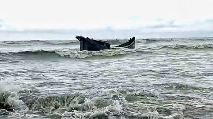 কক্সবাজারে ঝড়ে মাছ ধরার ট্রলার ডুবে দুই জেলের মৃত্যু, নিখোঁজ ২