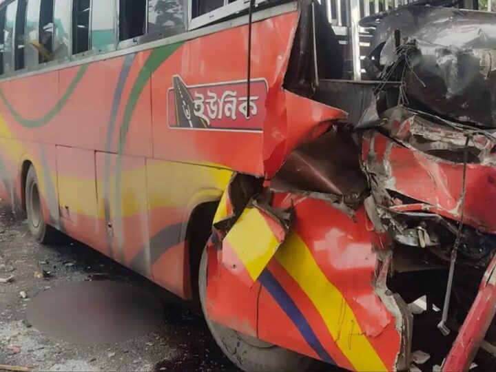 বিকল হওয়া কাভার্ডভ্যানের পেছনে বাসের ধাক্কা, নিহত ৩