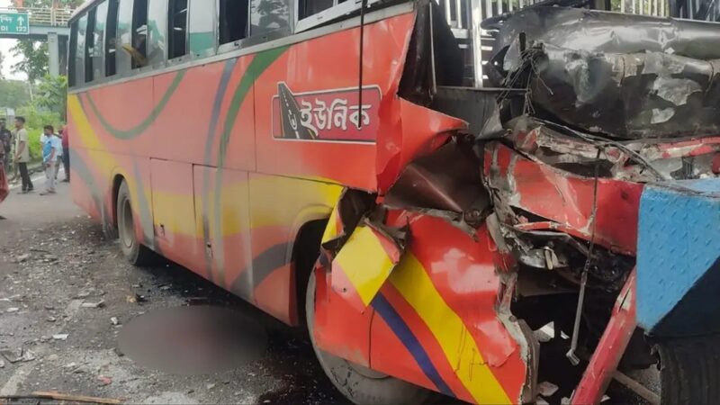 বিকল হওয়া কাভার্ডভ্যানের পেছনে বাসের ধাক্কা, নিহত ৩