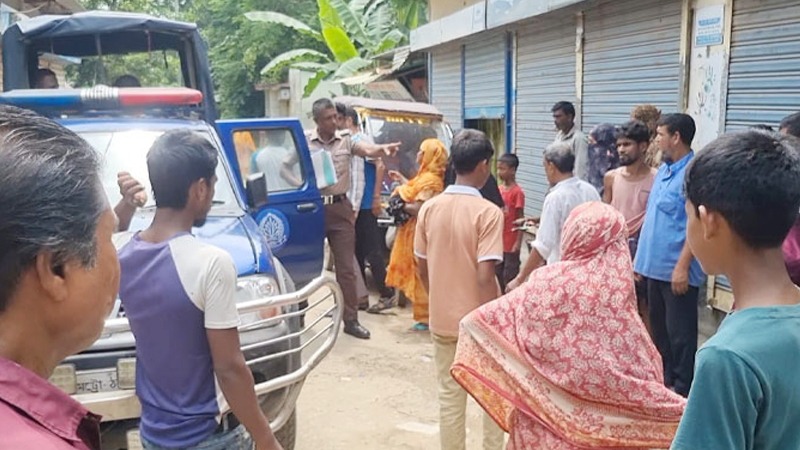 ঘুমন্ত বাবাকে কুপিয়ে হত্যা, বাধা দিতে গিয়ে মা-ভাই আহত