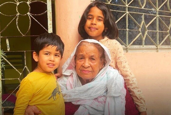হারিকেনের আলোয় ১১ সন্তানকে পড়িয়ে গড়ে তুলেছেন চেমন আরা