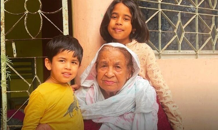 হারিকেনের আলোয় ১১ সন্তানকে পড়িয়ে গড়ে তুলেছেন চেমন আরা