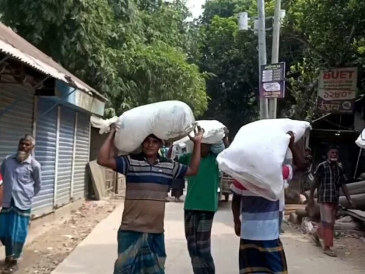 সার দিতে দেরি, ডিলারের গুদাম ভেঙে লুট শতাধিক বস্তা