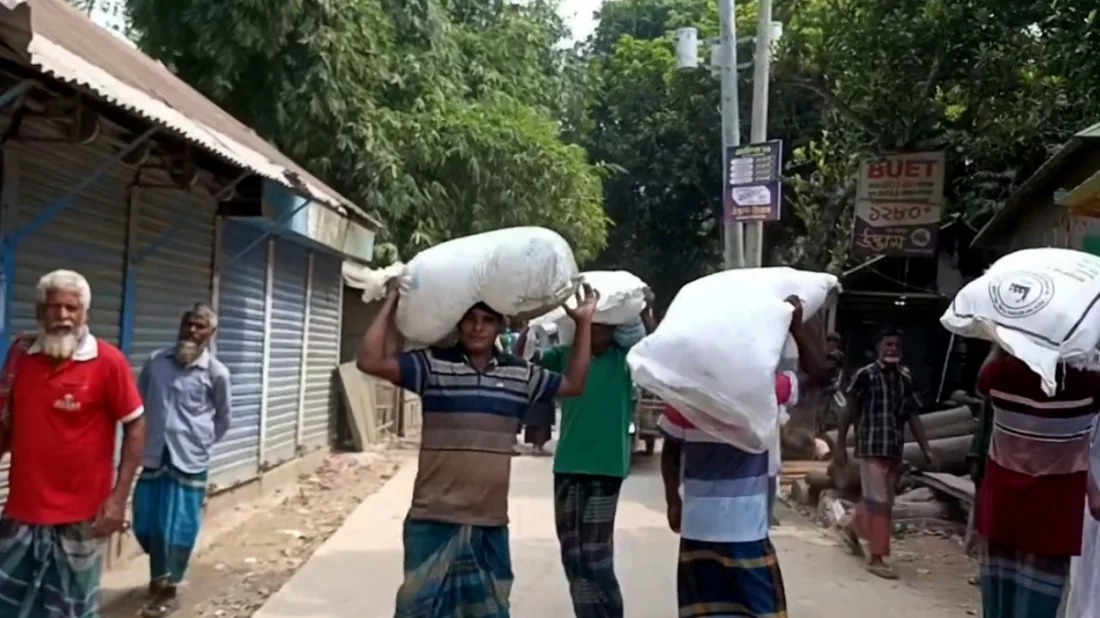 সার দিতে দেরি, ডিলারের গুদাম ভেঙে লুট শতাধিক বস্তা
