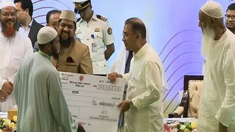 ২৮০ ইমাম-মুয়াজ্জিন-পুরোহিতকে সম্মানি দেবেন প্রধানমন্ত্রী