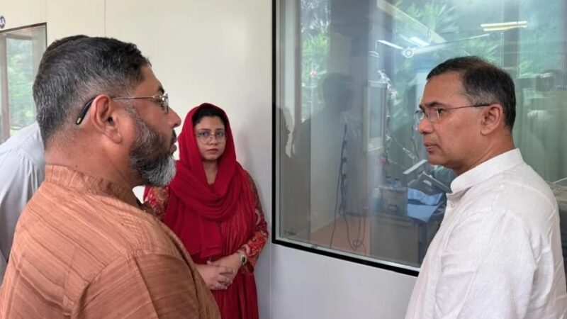 আহত সেনা কর্মকর্তাকে দেখতে সিএমএইচে প্রধানমন্ত্রী
